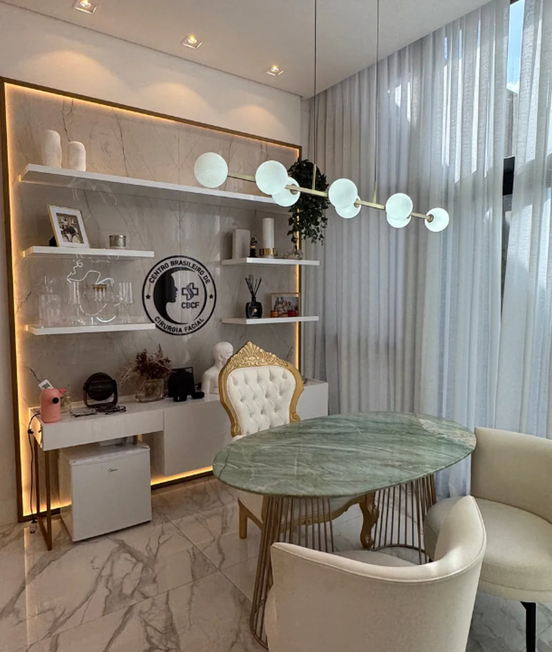 Ambiente elegante do CBCF, com mesa de mármore e detalhes em dourado