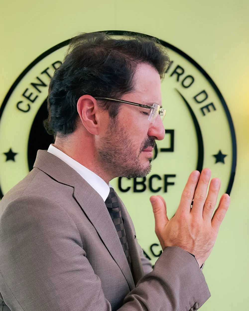 Dr. Rafael Evaristo, fundador do CBCF, diante do símbolo da clínica